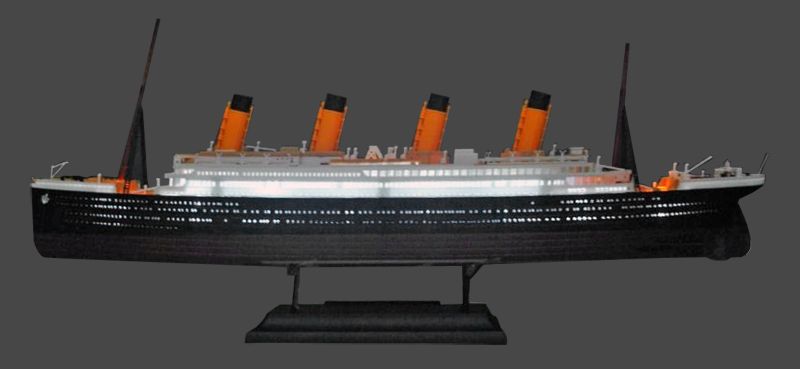 Academy 1/700  Titanic with LED Lights - PlasticModels